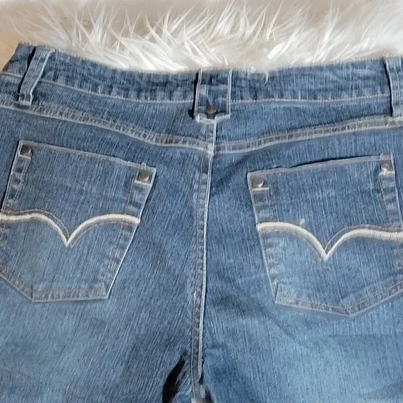 Mixit Dark Wash Cropped Jeggings. Embroidered flowers! Size 8 Petite - Picture 6 of 9